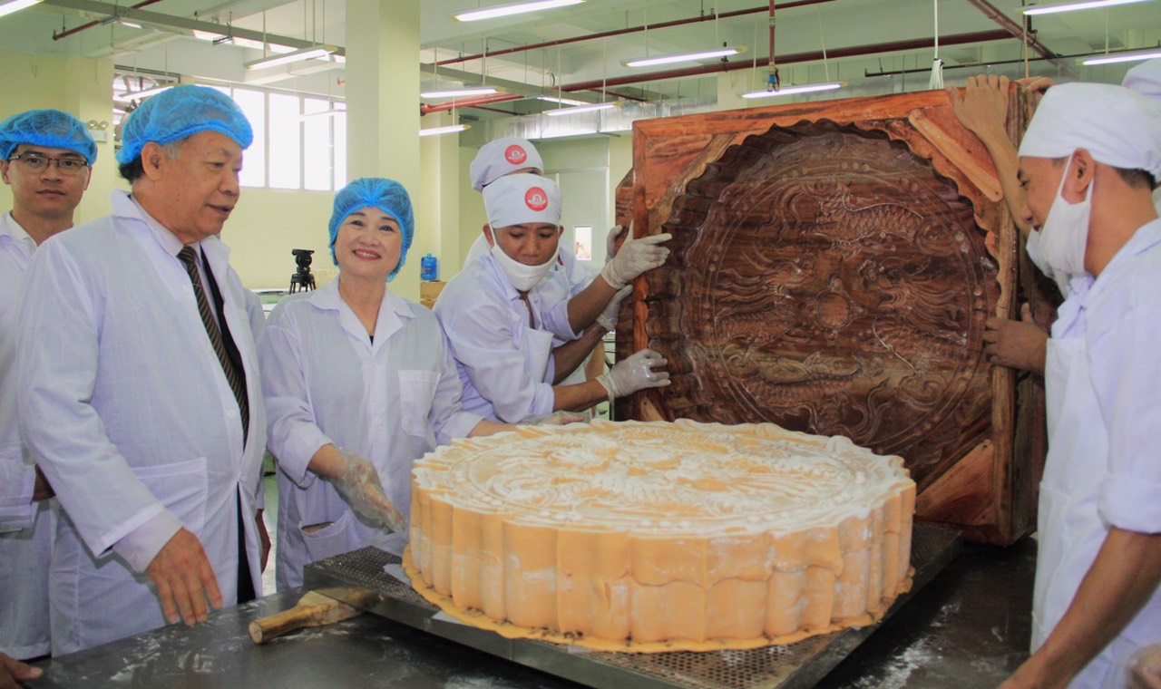 Bảo Minh thiết lập Kỷ lục Cặp bánh Trung thu cho Tết Đoàn viên 2019 nhiều dấu ấn 1 banh trung thu bao minh ky luc 2