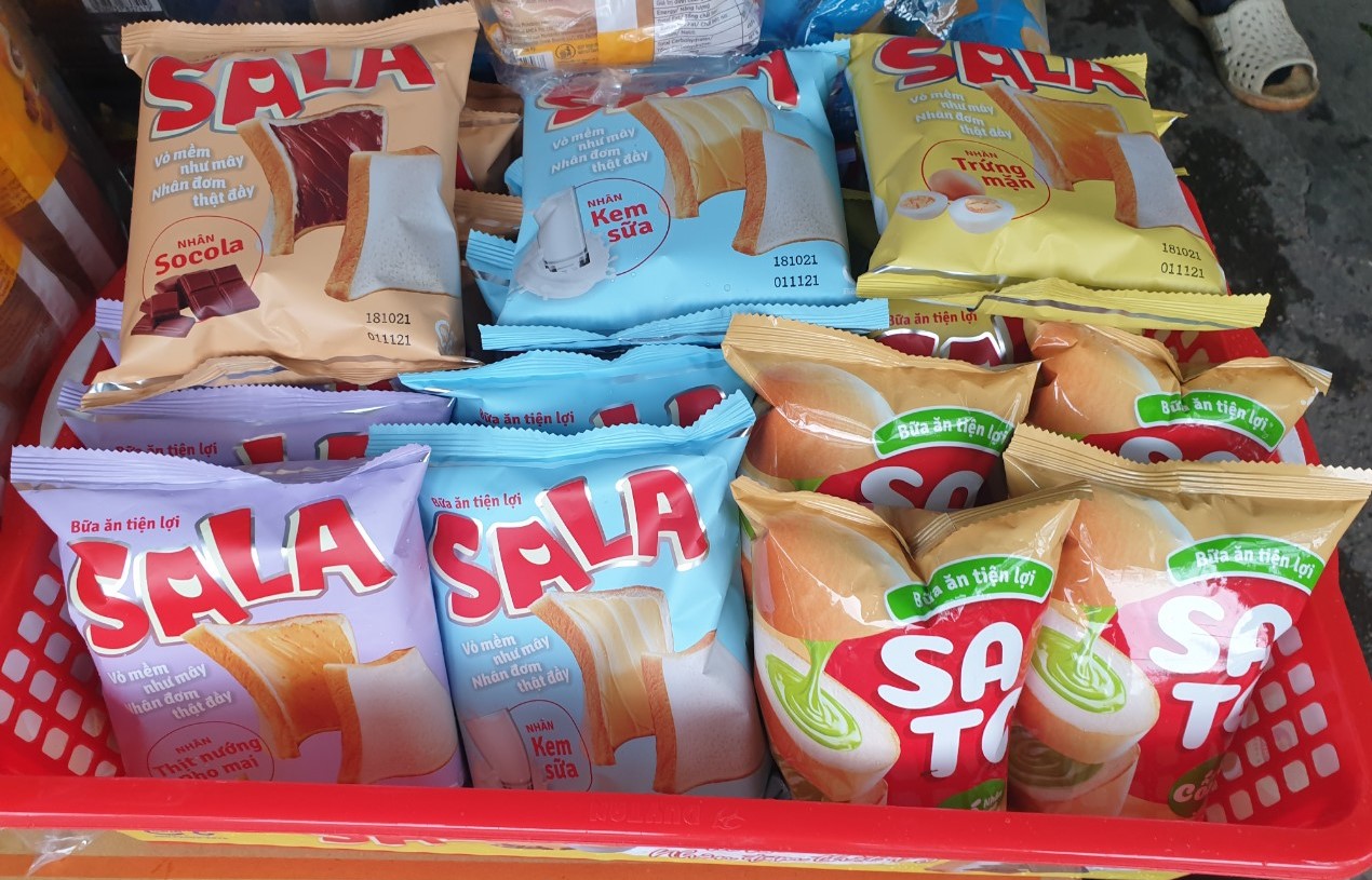 Cơn bão “SALA - SATO” đổ bộ khắp các cửa hàng bán lẻ tại Hà Nội 4 cua hang ban le1
