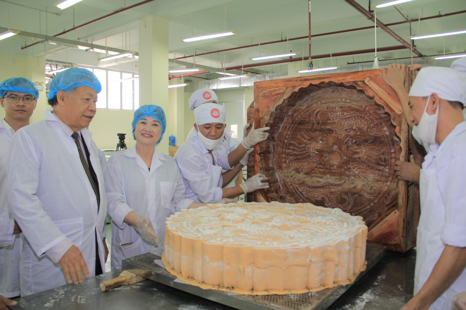 Nghệ nhân Ngô Thị Tính - TGĐ Công ty CP Bánh mứt kẹo Bảo Minh: Nỗ lực đưa ẩm thực Việt ra thế giới 1 lambanhtrungthukhonglo