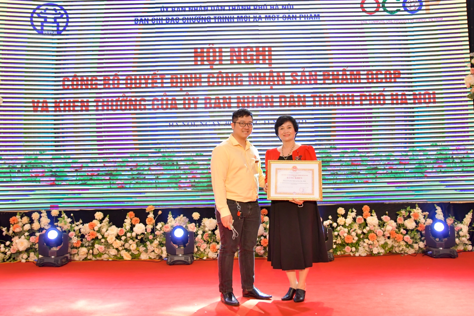 Bảo Minh nhận Bằng khen của Chủ tịch UBND TP Hà Nội