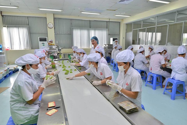 Hình ảnh thực tế cán bộ công nhân viên Bảo Minh làm việc tại xưởng sản xuất 3 p19san xuat 2