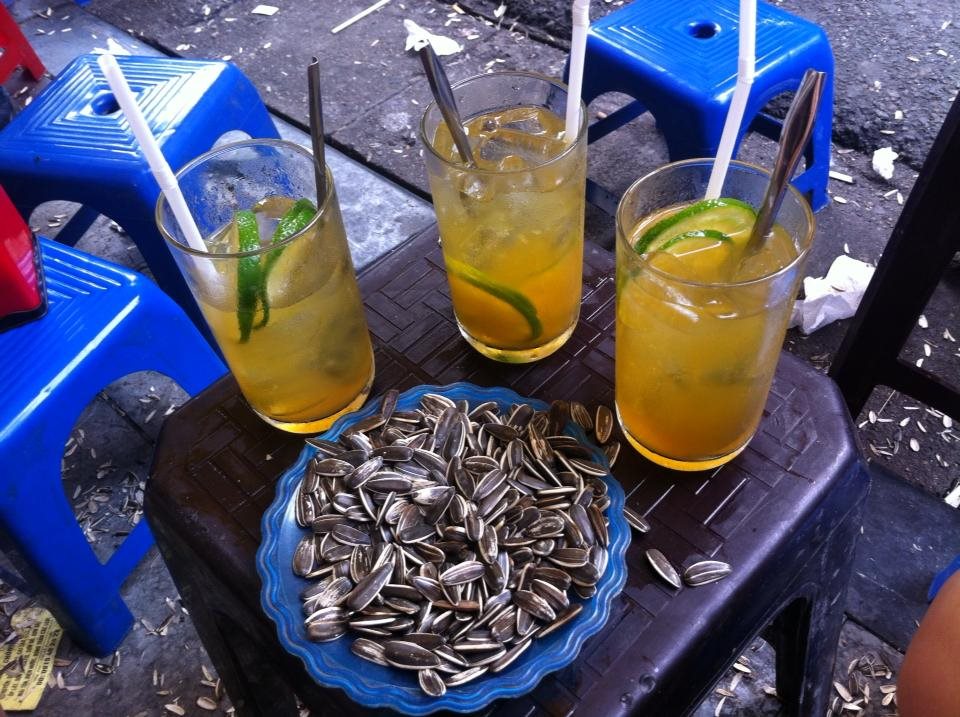 Hà Nội trà đá vỉa hè dưới góc nhìn trẻ trung của Đinh Mạnh Ninh