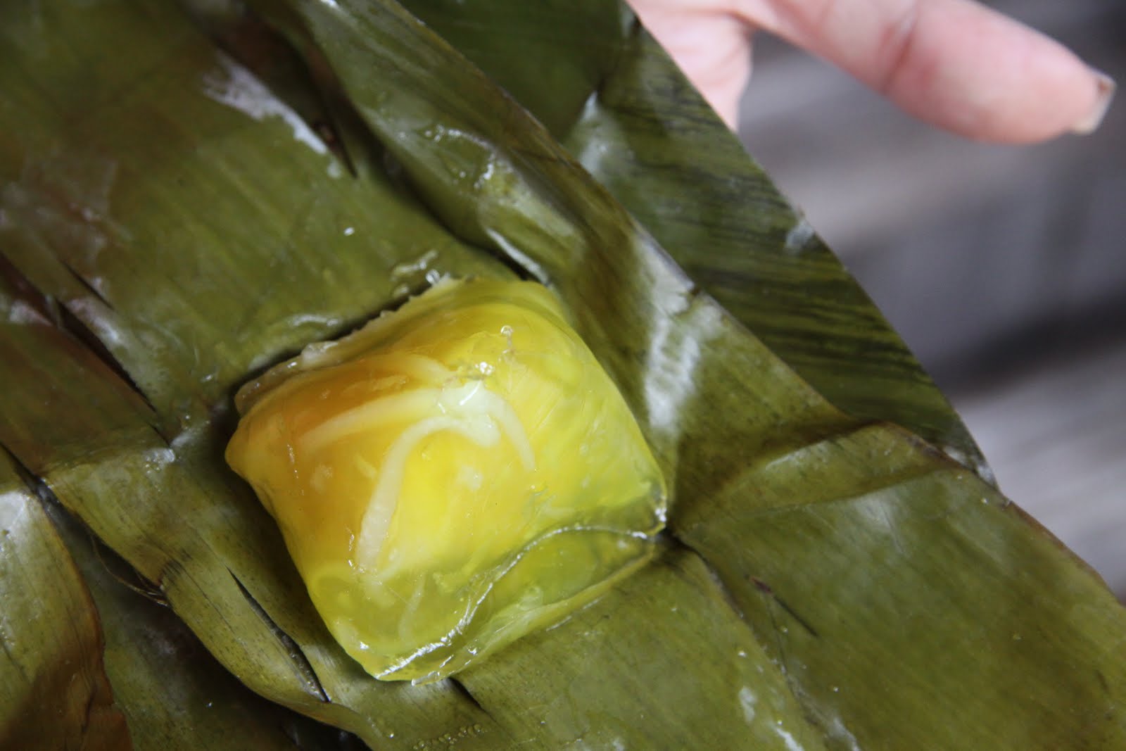 Bên trong chiếc bánh trong suốt ấy còn được rắc lẫn những sợi đu đủ nạo nhỏ nữa thế nên khi ăn, ta sẽ có cảm giác giòn giòn, sần sật xen lẫn trong cái dẻo dai của vỏ bánh