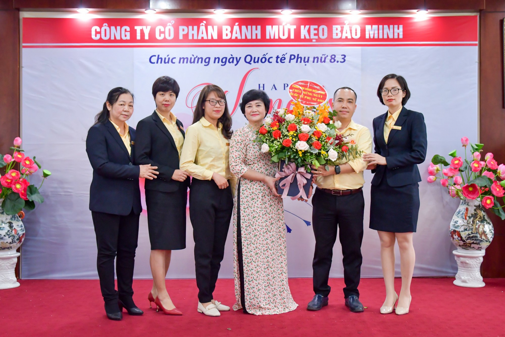 Bảo Minh tặng quà cho CBCNV nhân ngày Quốc tế Phụ nữ 8/3 3 z2368045500801 6aad30c38223658c222ecb32e7afd109