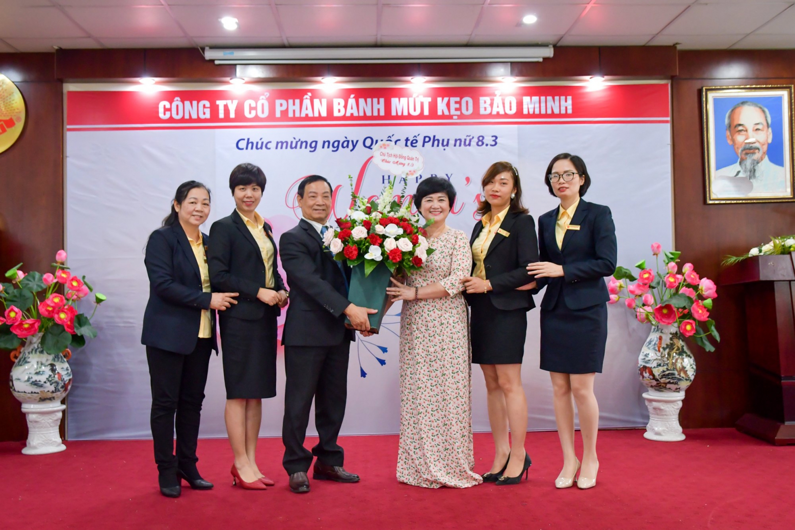 Bảo Minh tặng quà cho CBCNV nhân ngày Quốc tế Phụ nữ 8/3 2 z2368045599569 980e90969de81b1dcd7aa87ea3132884