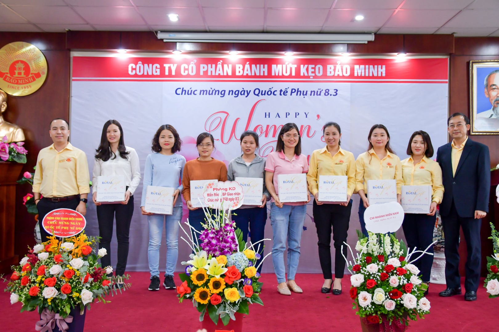 Bảo Minh tặng quà cho CBCNV nhân ngày Quốc tế Phụ nữ 8/3 9 z2368045782995 cabf02fe479f4951f68157fbebcb22d1