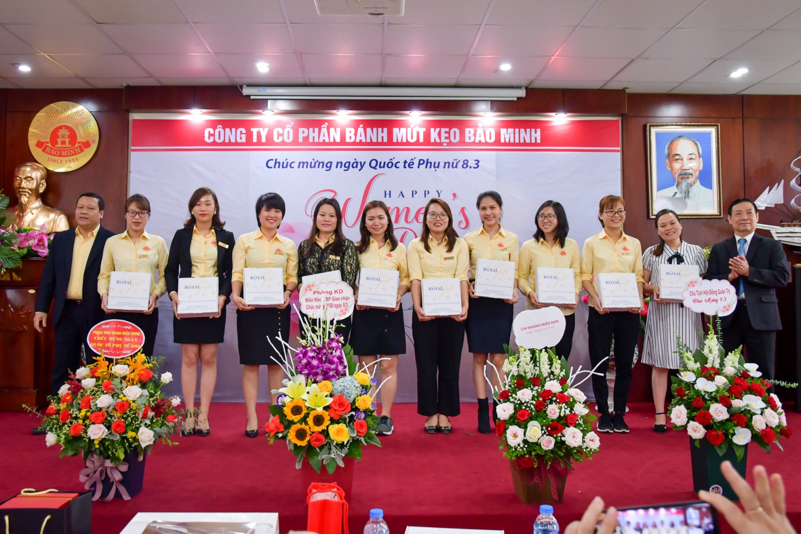 Bảo Minh tặng quà cho CBCNV nhân ngày Quốc tế Phụ nữ 8/3 10 z2368047814389 73e8fd979124e2d2145b39a396671023