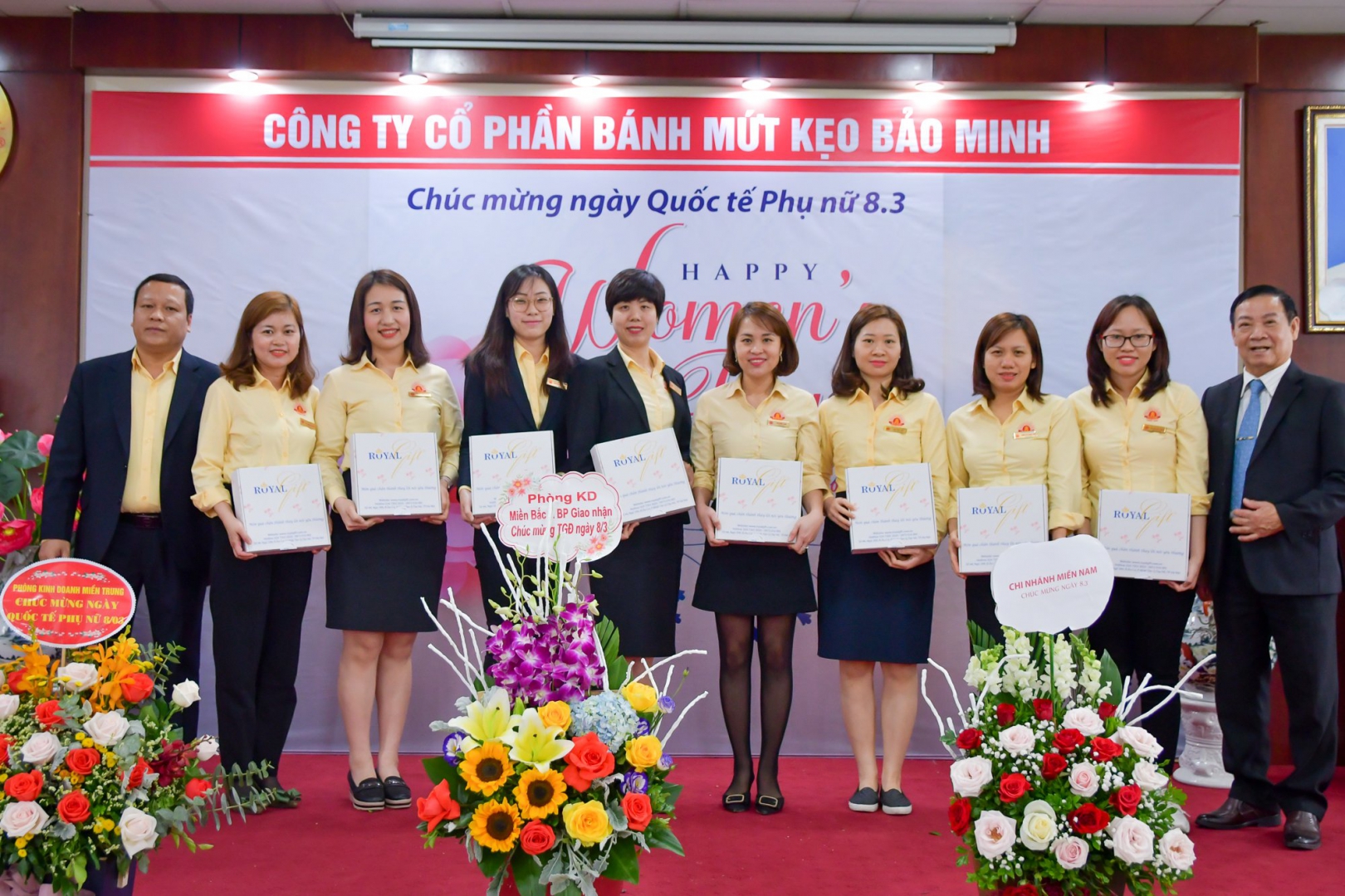 Bảo Minh tặng quà cho CBCNV nhân ngày Quốc tế Phụ nữ 8/3 4 z2368047965390 ca5d9fa1b1eb04ef5ac4b4e79f1aacc0
