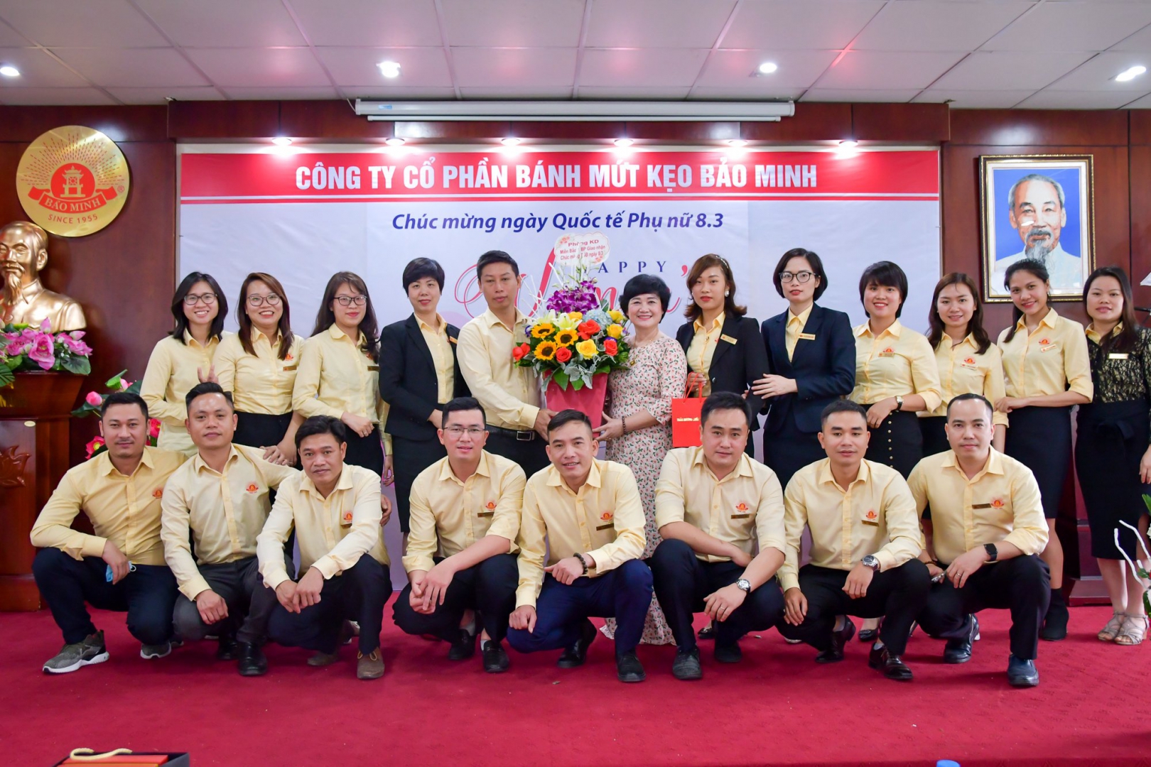 Bảo Minh tặng quà cho CBCNV nhân ngày Quốc tế Phụ nữ 8/3 7 z2368048071414 81adc50850939415388dc278b2c76f43