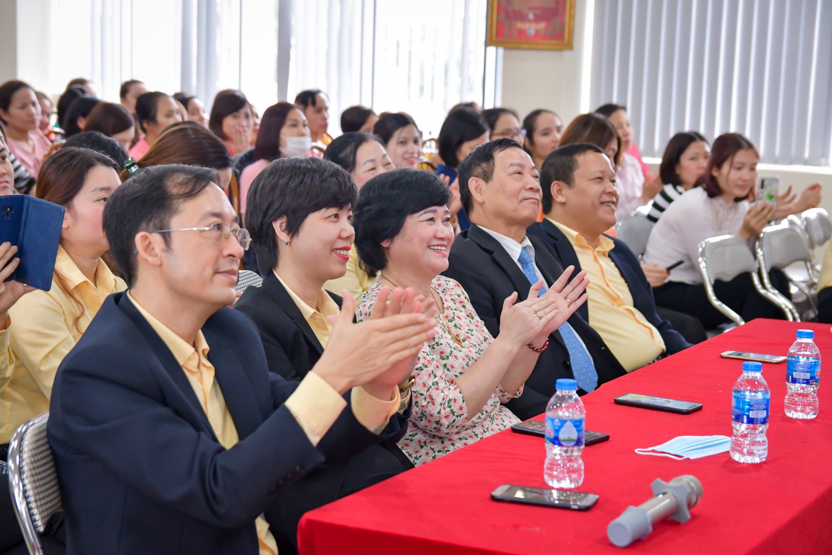Bảo Minh tặng quà cho CBCNV nhân ngày Quốc tế Phụ nữ 8/3 1 z2368048836323 aa501677a76051397fb33c1a1e59a1fe