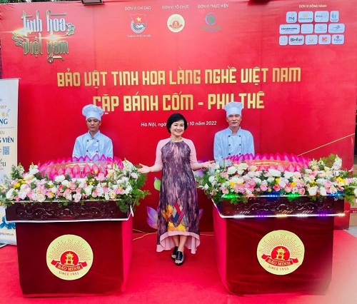 Hạn sử dụng của bánh cốm Bảo Minh có gì khác biệt? 7 Nghệ nhân, doanh nhân Ngô Thị Tính -TGĐ Công ty Cổ phần Bánh kẹo Bảo Minh bên cặp bánh cốm và bánh phu thê không lồ được ghi nhận kỷ lục Việt Nam