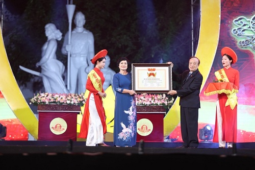 Nghe nhan, doanh nhan Ngo Thi Tinh - TGD Cong ty Co phan banh keo Bao Minh duoc phong tang danh hieu nghe nhan cua lang nghe Viet Nam
