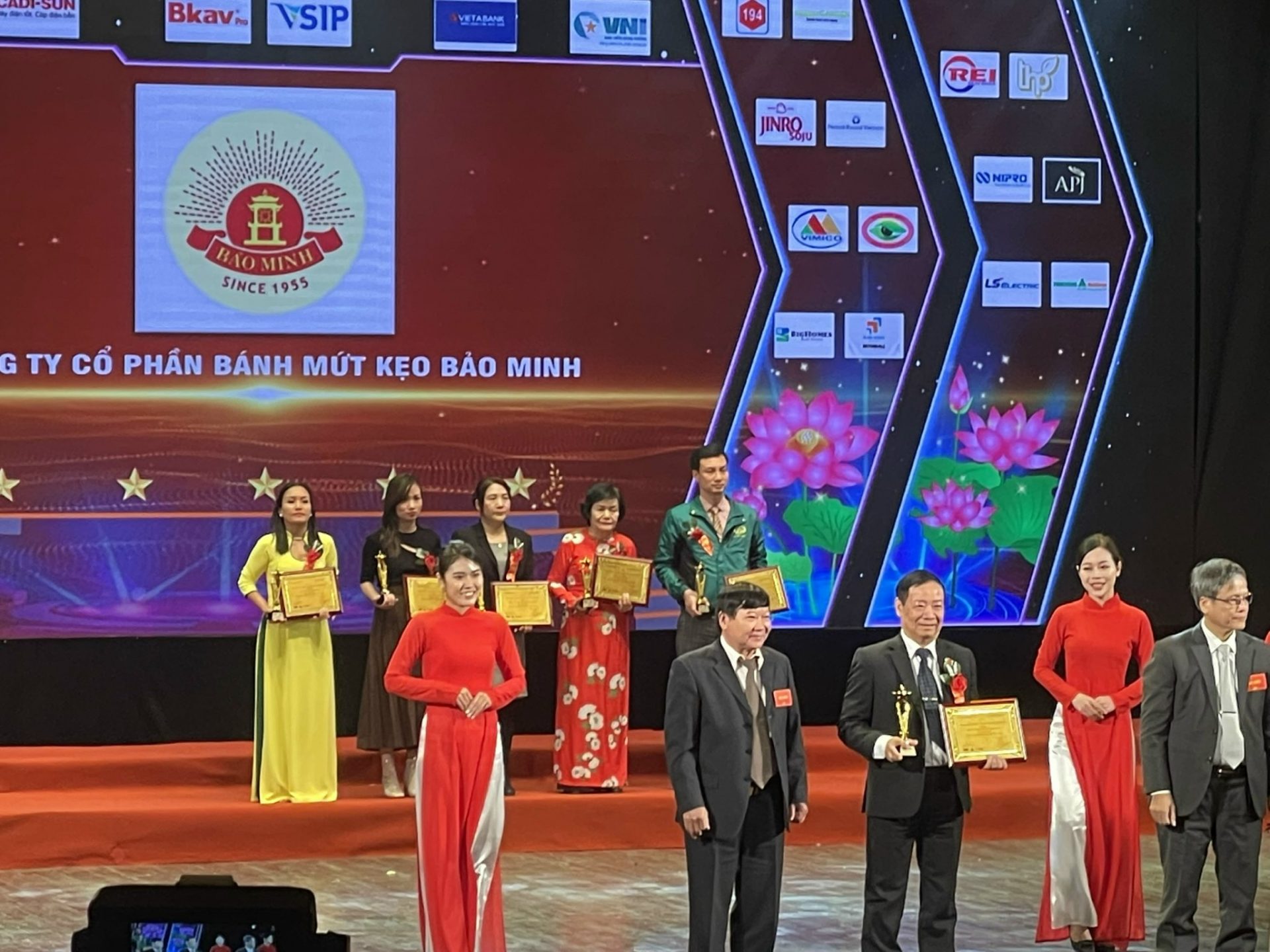 Chủ tịch HĐQT - Ông Vương Duy Kiệm nhận chứng nhận Hàng Việt tốt được người Việt tin dùng 