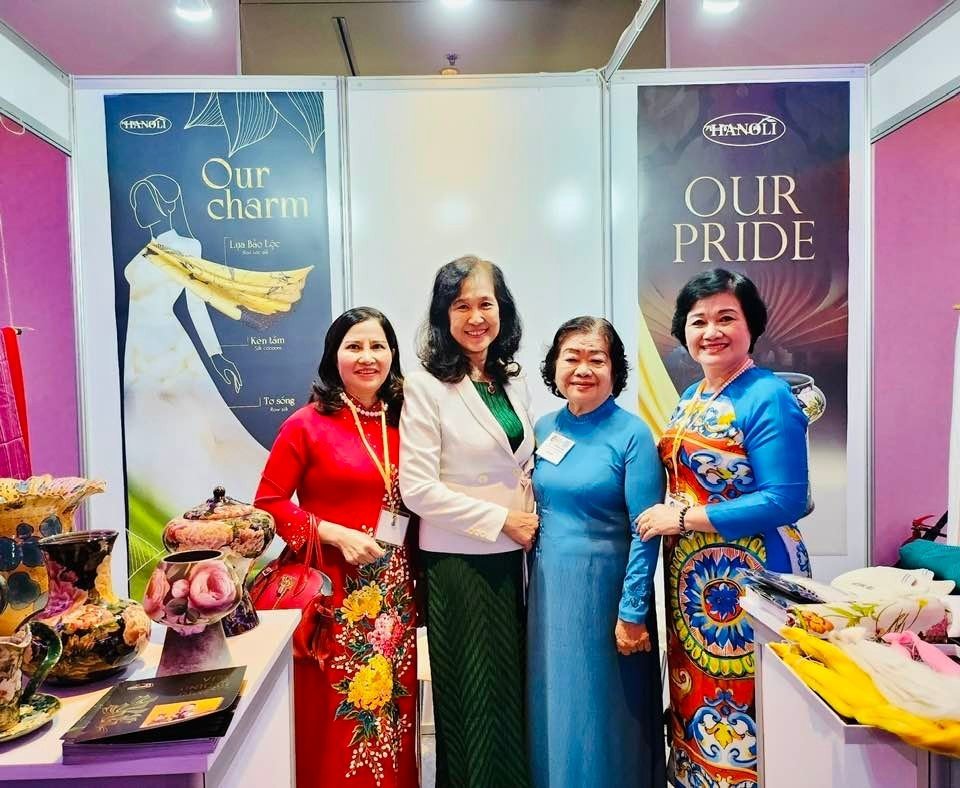 bao-minh-tham-gia-hoi-nghi-thuong-dinh-phu-nu-toan-cau-2023