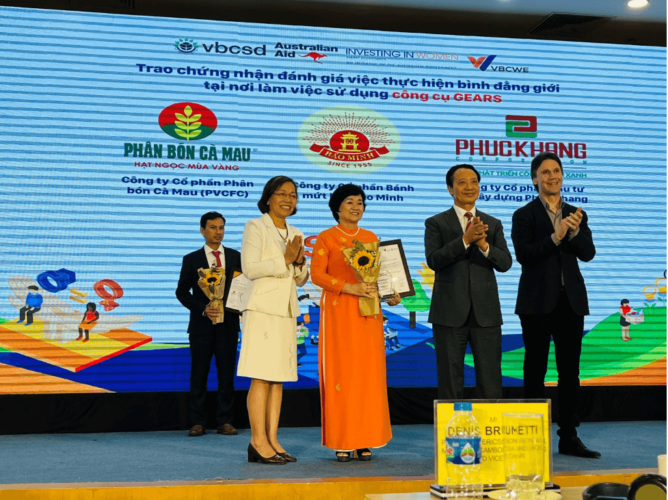 bao-minh-vinh-du-gianh-duoc-chung-nhan-binh-dang-gioi-tai-noi-lam-viec-su-dung-cong-nghe-gears-anh-su-kien-bao-minh