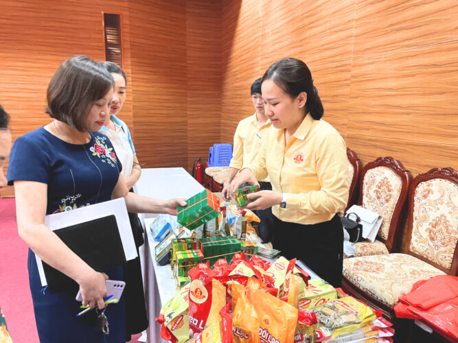 banh keo bao minh gian hang san pham ocop an tuong tai hoi nghi tap huan ve an toan thuc pham cua hoi lhpn quan bac tu liem 72a63efb f163 460c 9dbc 3f0867d4c32a