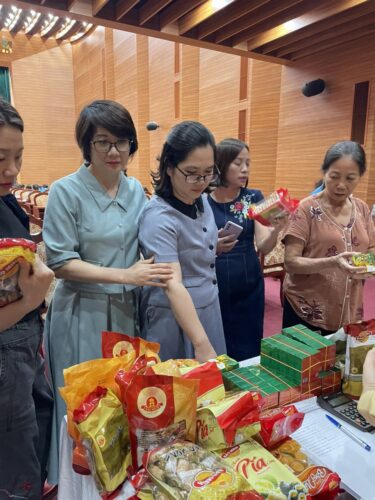 banh keo bao minh gian hang san pham ocop an tuong tai hoi nghi tap huan ve an toan thuc pham cua hoi lhpn quan bac tu liem hoi cho tai hoi nghi tap huan ve attp nhan dien thuc pham an toan 10