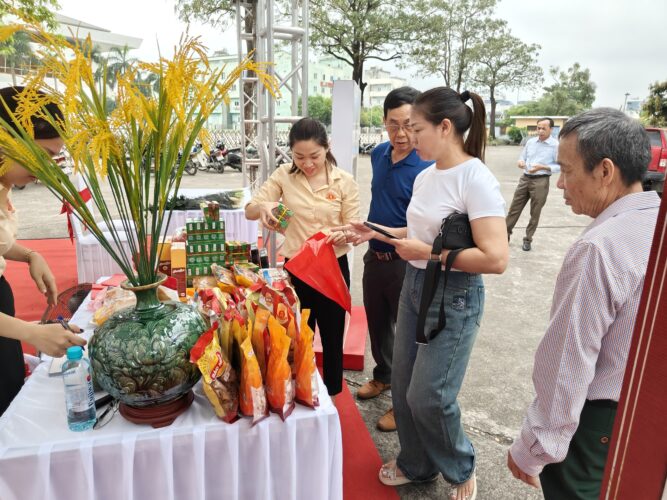 banh keo bao minh tham gia chuong trinh trung bay gioi thieu san pham ocop quan bac tu liem z5349547855582 cfc1d205b3deb91d7cacdf4b53bb1fda
