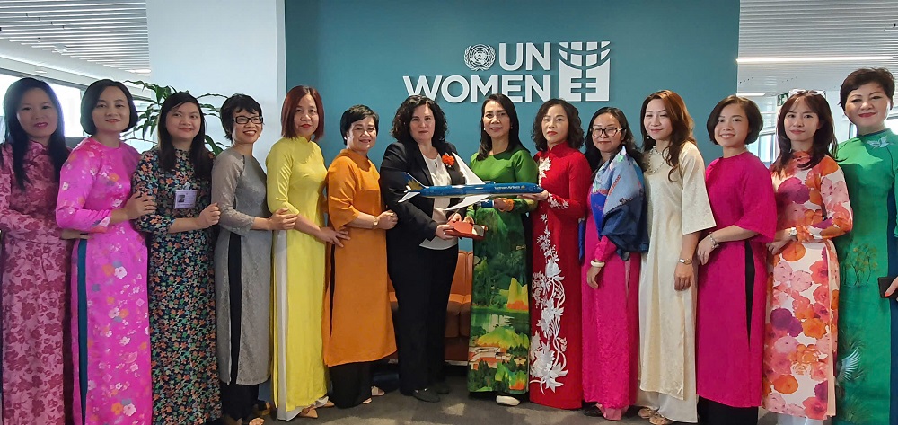 banh keo bao minh tang cuong hop tac tai thai lan buoc tien quan trong trong viec dua san pham truyen thong vuon tam the gioi ba christine arab giam doc un women chup cung ba ngo thi tinh tgd banh keo