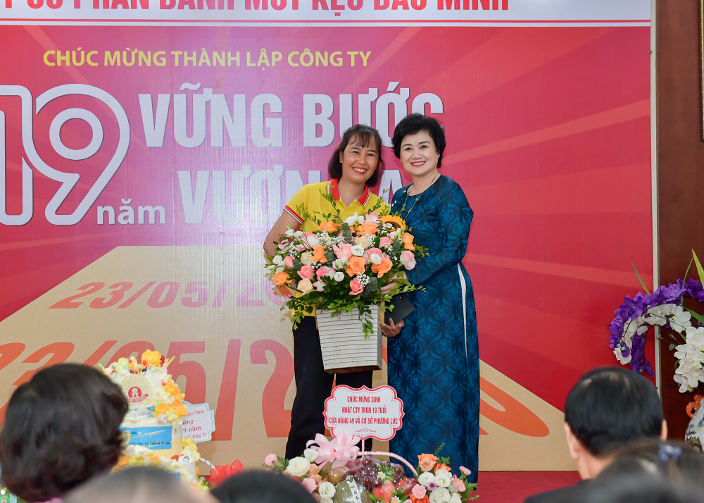 sinh nhat 19 tuoi niem vui som tai chi nhanh phia nam banh keo bao minh mkt 7000