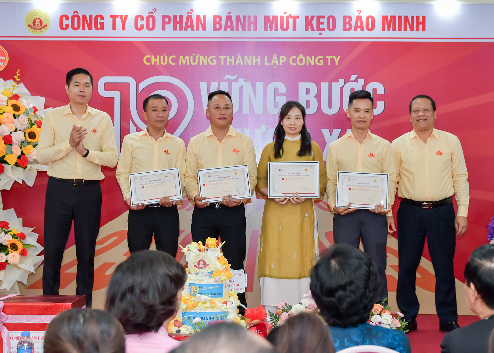 sinh nhat 19 tuoi niem vui som tai chi nhanh phia nam banh keo bao minh mkt 7016