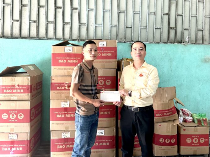 bao minh dong hanh cung cac nha phan phoi tai vung anh huong do bao lu nha phan phoi phong nga tuyen quang
