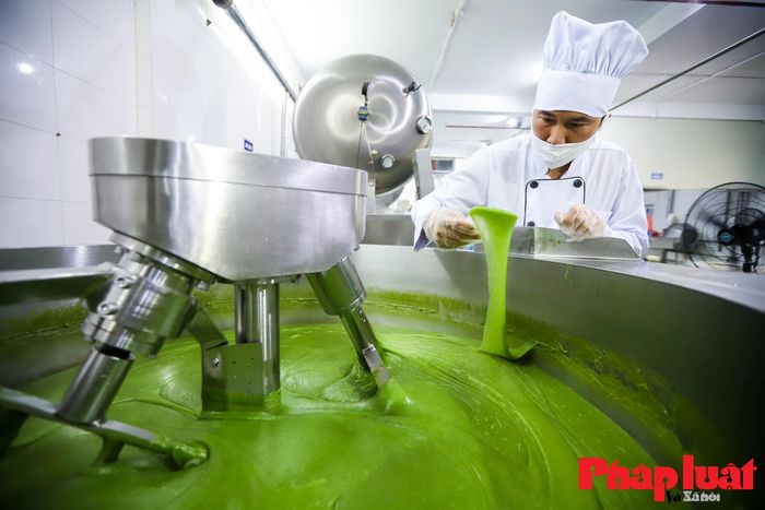Nguyên liệu đầu vào được kiểm soát chặt chẽ, ví dụ như cốm là cốm nếp cái hoa vàng, đậu xanh chất lượng cao nhập từ vùng nguyên liệu tại Nghệ An, đường kính...