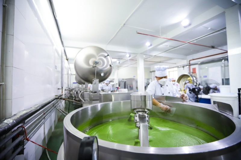 Do đặc tính của bánh là dẻo và dính, khó định hình nên các nghệ nhân phải làm chín các nguyên liệu trước rồi mới tạo hình.