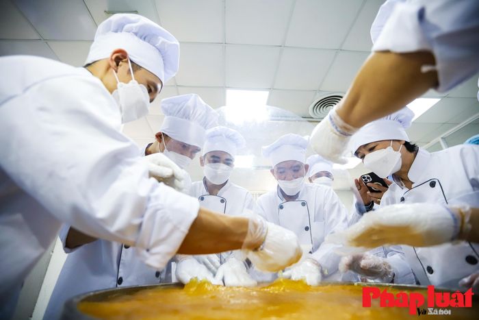 Thành phẩm cặp bánh Cốm - Phu thê lớn nhất Việt Nam có đường kính 70cm, cao 25cm và nặng tới 130kg.