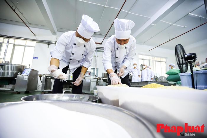 Để thực hiện cặp bánh cưới này, đòi hỏi người thợ có tay nghề cao, sản phẩm được lựa chọn kỹ lưỡng, chất lượng tốt từ khâu nguyên liệu đầu vào.