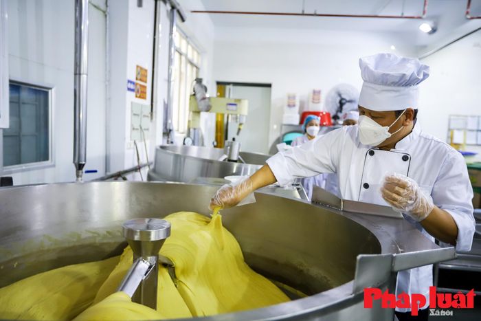 Nghệ nhân Mai Đình Lục (Giám đốc sản xuất) cho biết: "Chúng tôi đã trực tiếp tham gia sản xuất cặp bánh Trung thu kỷ lục lớn nhất Việt Nam. Tuy đã có kinh nghiệm trước đó nhưng bặp bánh Cốm - Phu thê này vẫn là một thử thách với đội ngũ nghệ nhân và thợ làm bánh".