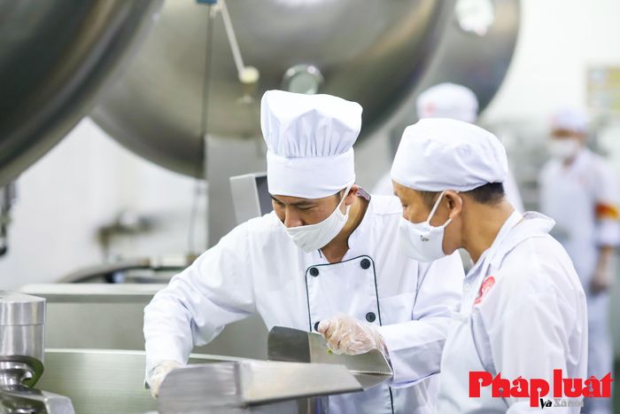 "Nếu như bánh dẻo hay bánh Trung thu có nhân dày, vỏ mỏng, không khó để định hình thì bánh Cốm - Phu thê rất khác. Bởi lẽ đặc thù của loại bánh này đó là rất dẻo và dính, vì thế nên chúng tôi phải thử nghiệm nhiều lần để ra được phương pháp làm đúng nhất" - nghệ nhân Mai Đình Lục chia sẻ.