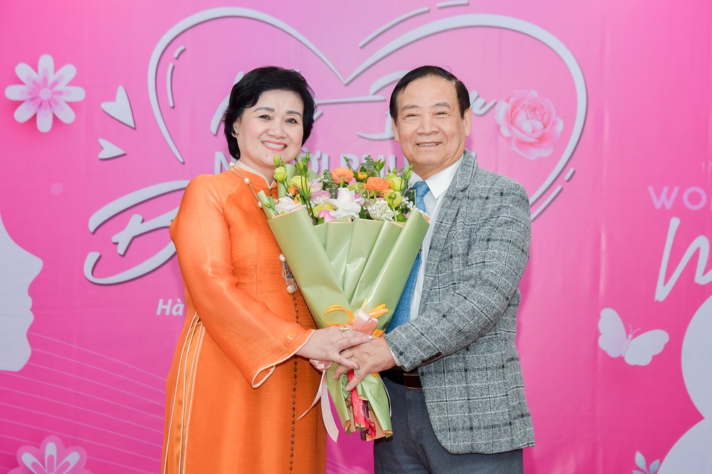 83 am ap ron rang va tran ngap yeu thuong tai bao minh mkt 5665