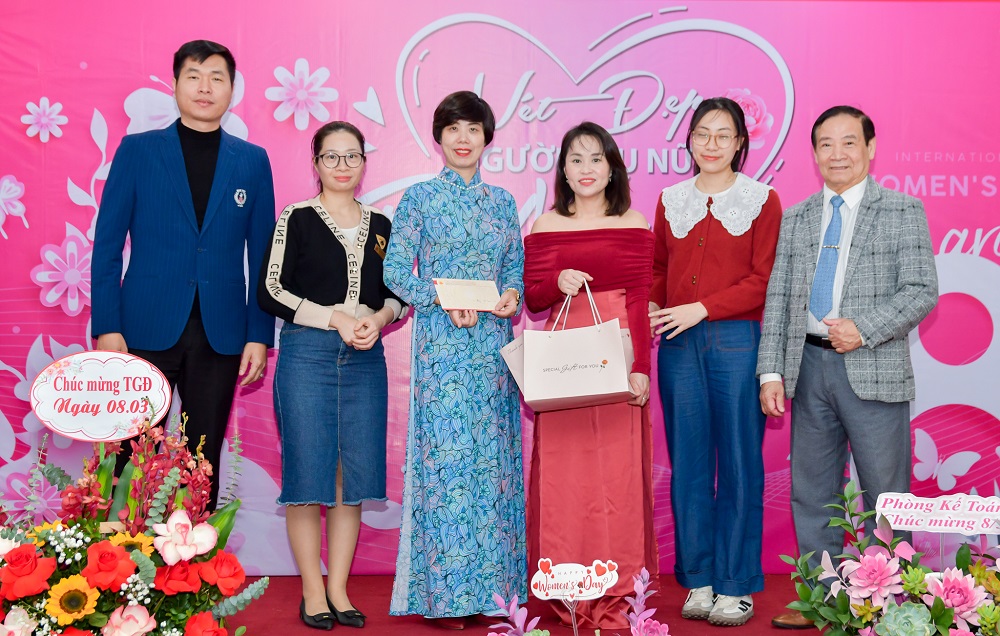 83 am ap ron rang va tran ngap yeu thuong tai bao minh mkt 5727