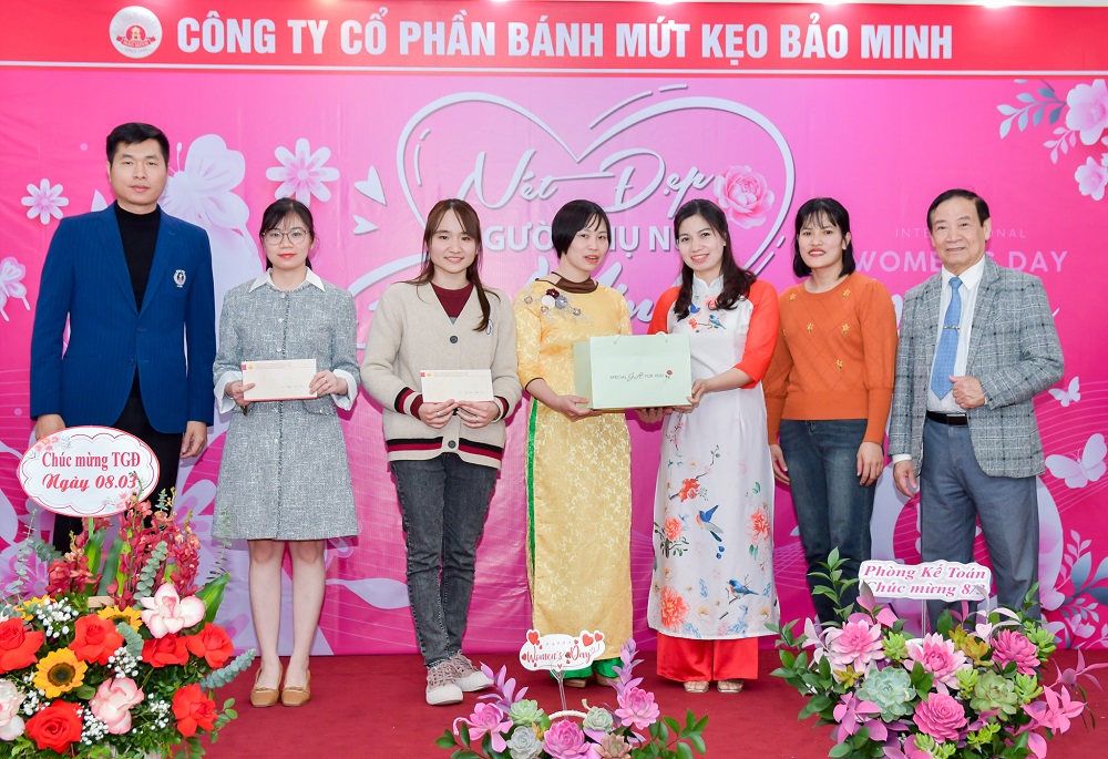 83 am ap ron rang va tran ngap yeu thuong tai bao minh mkt 5729