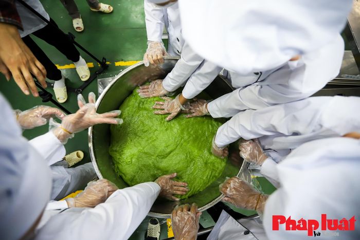 Việc định hình và tạo hình cho bánh được thực hiện trong một chiếc khuôn inox lớn.