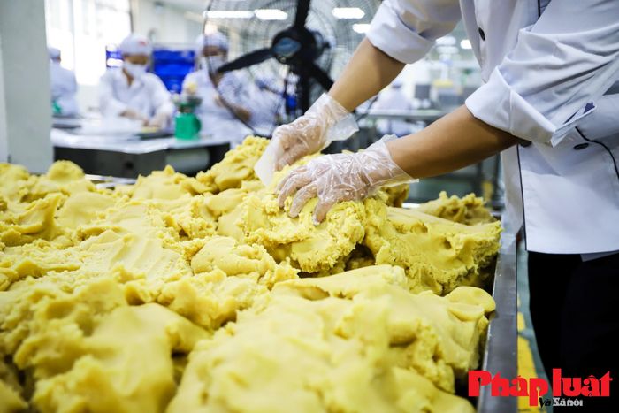 "Để thực hiện cặp bánh này, gần 20 nghệ nhân, thợ bánh đã phải đến xưởng từ 4h30 để bắt đầu từ công đoạn lên lò, sơ chế và chế biến nguyên liệu trước khi đi vào tạo hình bánh" - nghệ nhân Mai Đình Lục chia sẻ thêm.