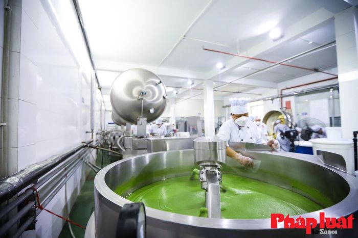 Theo nghệ nhân Mai Đình Lục, khó khăn lớn nhất gặp phải khi làm nên cặp bánh cưới kỷ lục Việt Nam này là ở khâu tạo hình. Sự khác biệt về nguyên liệu khiến việc tạo hình bánh không hề dễ dàng.