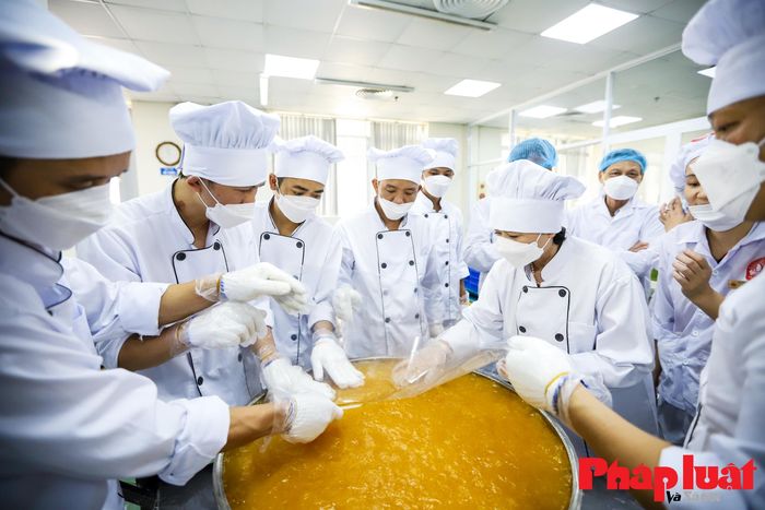 Sau khi hoàn thiện, chiếc bánh Phu thê vẫn phải để nguyên trong khuôn, chỉ có thể gỡ khuôn ra sau khi đã nguội.