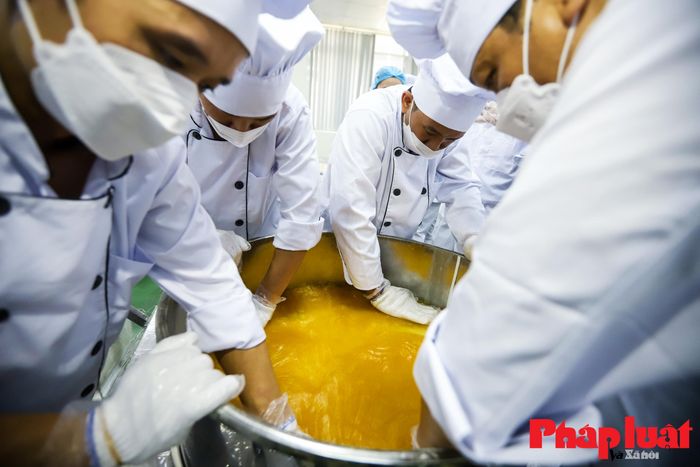 Đối với bánh Phu thê, đặc tính của nguyên liệu có tính chất co lại, phải làm khi nóng và dẻo hơn rất nhiều so với bánh cốm. Vì thế, công đoạn làm chiếc bánh Phu thê kỷ lục cũng mất nhiều thời gian hơn.