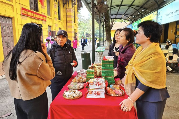 banh keo bao minh khai truong gian hang tai khu di tich trong phu chu tich 469904078 122115354956610749 6256296368768497311 n