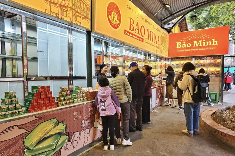 banh keo bao minh khai truong gian hang tai khu di tich trong phu chu tich 470075183 122115355010610749 5537275160511342061 n