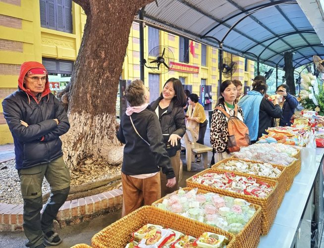 banh keo bao minh khai truong gian hang tai khu di tich trong phu chu tich 470208492 122115354980610749 7607092952204003486 n