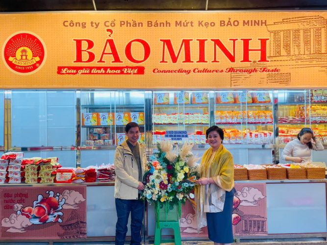 banh keo bao minh khai truong gian hang tai khu di tich trong phu chu tich z6125019706808 b6db89eca13bede2b000adbd862cfc3d