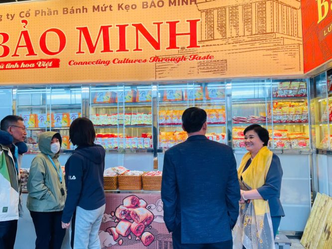 banh keo bao minh khai truong gian hang tai khu di tich trong phu chu tich z6125019736510 643c2cdb25ca29b69115fbe5bde8a83d