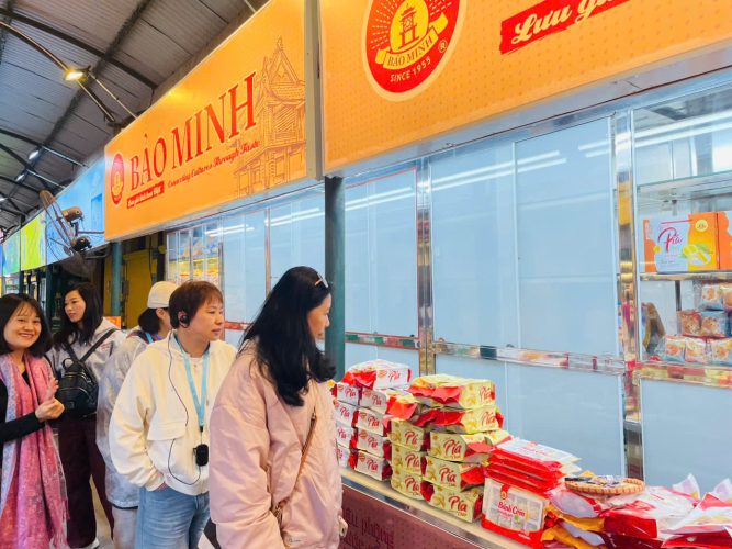 banh keo bao minh khai truong gian hang tai khu di tich trong phu chu tich z6125019746158 a1c54be8356f458b344843ad364f3ff6