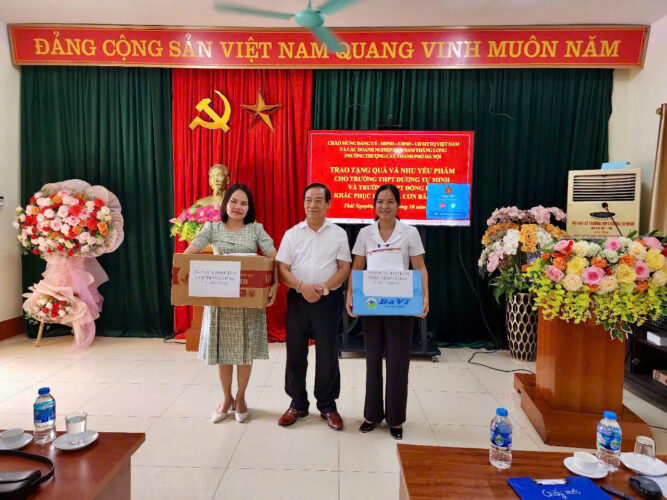 bao minh chung tay cung dong bao vung lu lan toa yeu thuong sau con bao so 11 z7190573683912 15cb86c31c33d6b5a727dc1ab4899058