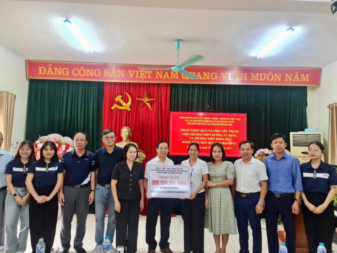 bao minh chung tay cung dong bao vung lu lan toa yeu thuong sau con bao so 11 z7190573684869 288c686d0f1ed7df0fdce3cf0584480c