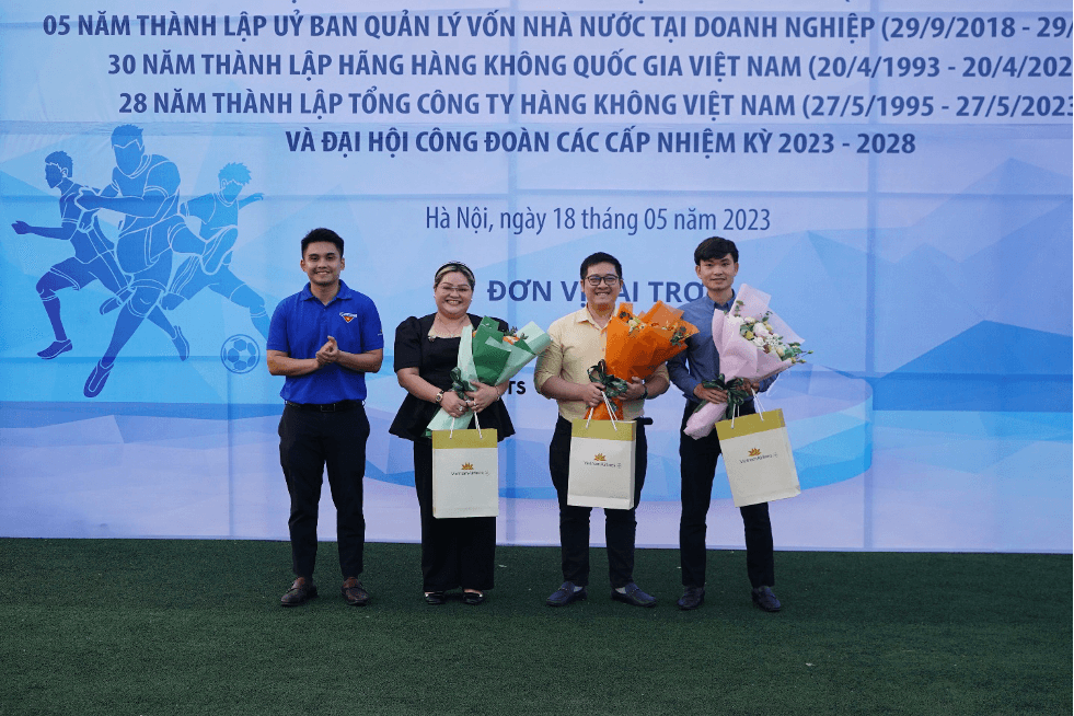 BTC trao tặng quà cảm ơn cho nhà tài trợ