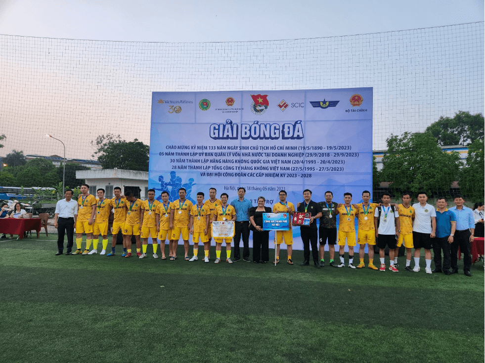 BTC và nhà tài trợ trao giải cho đội bóng đạt giải Nhì